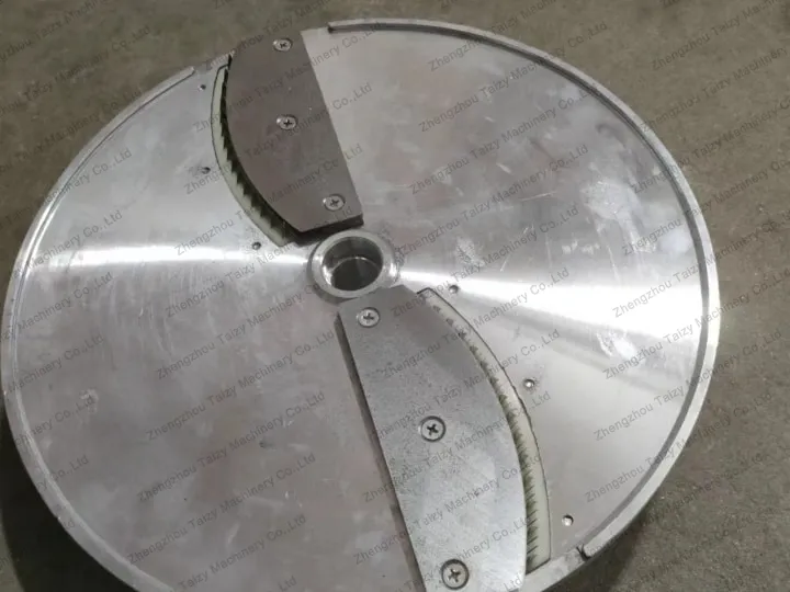 Blade for cutting vegetables into strips