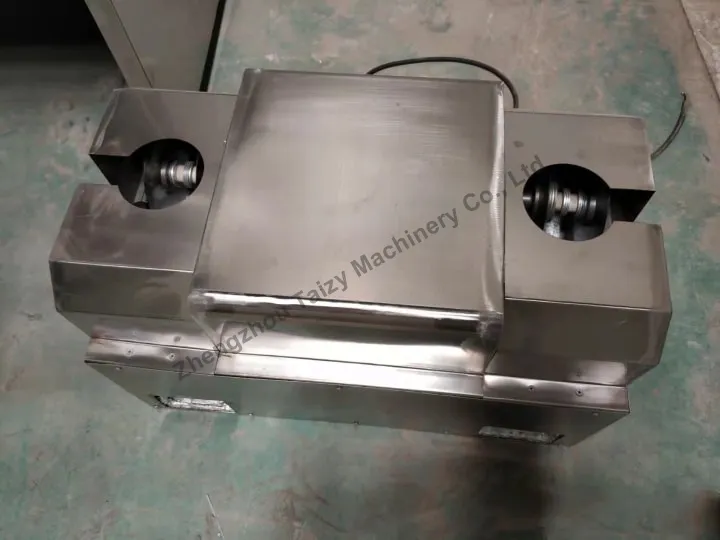 Garlic stem cutting machine