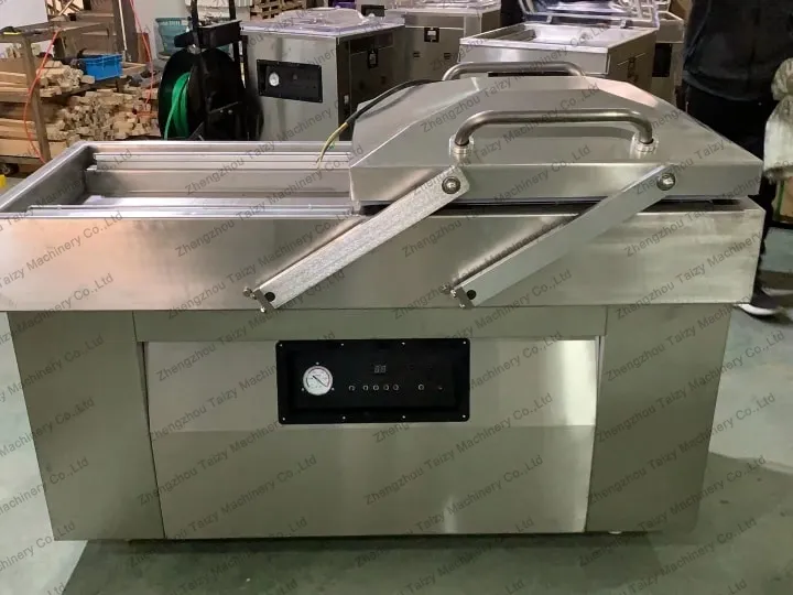 Double-chamber garlic clove vacuum packing equipment